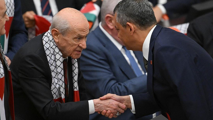 TBMM’de kulislerden dikkat çeken görüntüler! CHP'li isimden Bahçeli'ye: "Meclis sizinle güzel" - Resim : 1