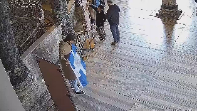 Ayasofya'da bayrak provokasyonu: 2 Yunan turist tutuklandı - Resim : 1