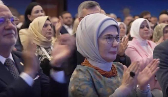 Emine Erdoğan’ı ağlatan konuşma! Başını eşinin omzuna dayadı gözyaşlarını tutamadı - Resim : 1