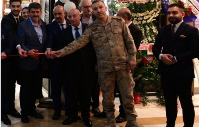 AKP'lilerin kestiği kurdeleyi tuttu yine de yaranamadı! Görev yeri değişti... - Resim : 1