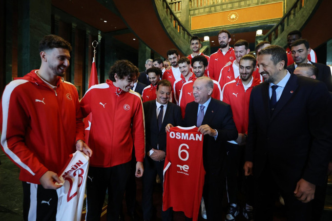 Erdoğan ile milli basketbolcu Adem Bona arasında güldüren diyalog! "İyiyim abi, sen nasılsın?" - Resim : 2