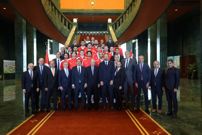 Erdoğan ile milli basketbolcu Adem Bona arasında güldüren diyalog! "İyiyim abi, sen nasılsın?" - Resim : 1