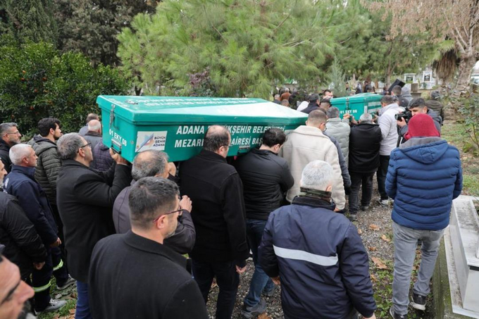 Bir annenin en acı vedası: Fenomen babanın &ouml;ld&uuml;rd&uuml;ğ&uuml; iki kardeş yan yana toprağa verildi - Resim : 3