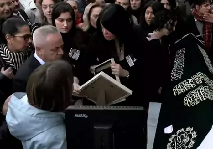 Fatmanur Çelik ile kızının cenazesinde olay: Tabuta dokunmalarına izin vermediler - Resim : 1