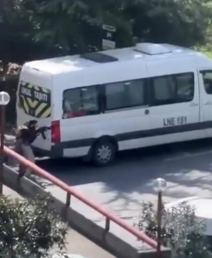 Çatışma anları saniye saniye kaydedildi! Kahraman polisimiz saldırganı böyle etkisiz hale getirdi! - Resim : 1