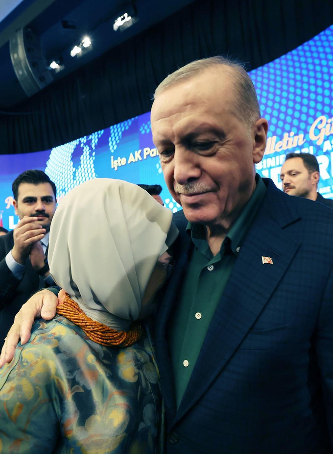 Emine Erdoğan’ı ağlatan konuşma! Başını eşinin omzuna dayadı gözyaşlarını tutamadı - Resim : 2