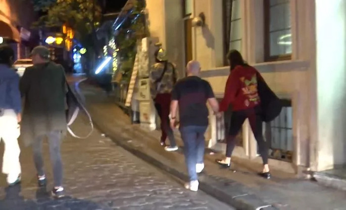 Güven Kıraç'ın ihanet gecesi... Evli oyuncu, genç kızla el ele görüntülendi - Resim : 1