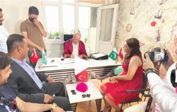 Oturma izni, ehliyet, sahte evlilik... Danışmanlık şirketi kurup yapmadıkları kalmamış - Resim : 4