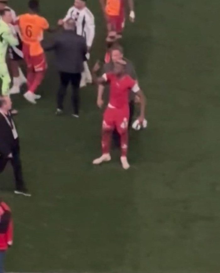 Victor Osimhen ile Beşiktaş taraftarı arasında gerginlik! - Resim : 1