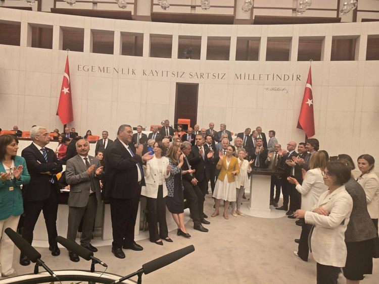 Meclis’te kürsü işgali ve arbede! Zeytinlik teklifinin 8 maddesi daha TBMM’de kabul edildi! - Resim : 1