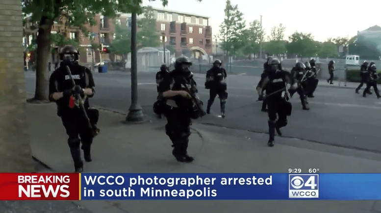 Bacağından vurulan gazeteci gözaltı anını kaydetti - Resim : 2