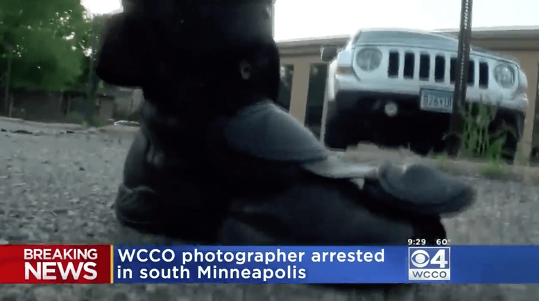 Bacağından vurulan gazeteci gözaltı anını kaydetti - Resim : 3