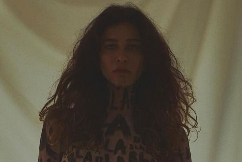 Ünlü oyuncu Berrak Tüzünataç çıplak pozuyla mesaj verdi! - Resim : 3