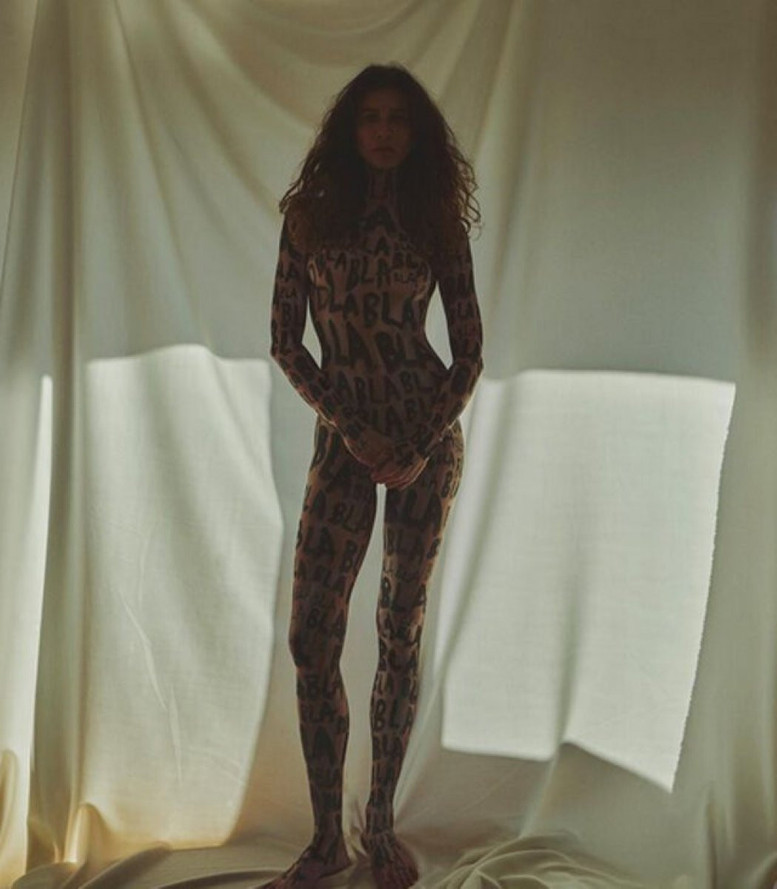 Ünlü oyuncu Berrak Tüzünataç çıplak pozuyla mesaj verdi! - Resim : 1