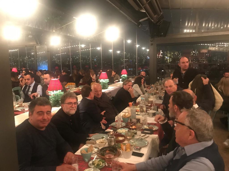 Ahmet Hakan’dan bir ilk! Hürriyet ekibini meyhaneye götürdü! - Resim : 1