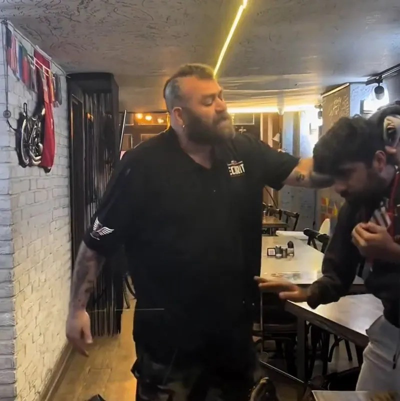 Sosyal medya fenomeni çalışanını beyzbol sopasıyla dövdü! Dehşet anları kamerada - Resim : 2