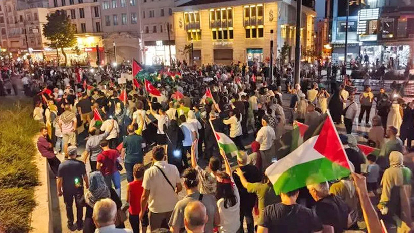 İstanbul’da “Gazze’ye Umut Ol” yürüyüşü! Binlerce kişi Beyazıt Meydanı’nda toplandı - Resim : 2