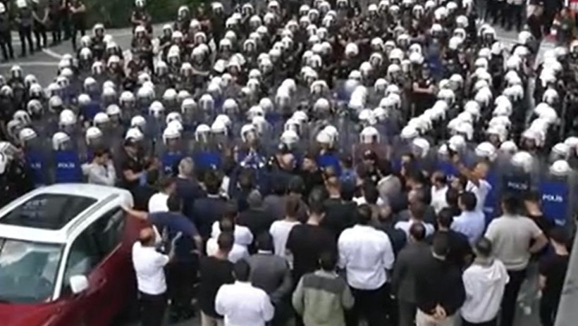 CHP İstanbul İl Başkanlığı'nda gergin anlar! Gürsel Tekin polis eşliğinde binaya girdi - Resim : 1