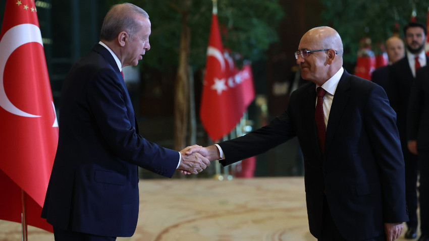 "Yeni Şafak Mehmet Şimşek'e odunla vurdu"