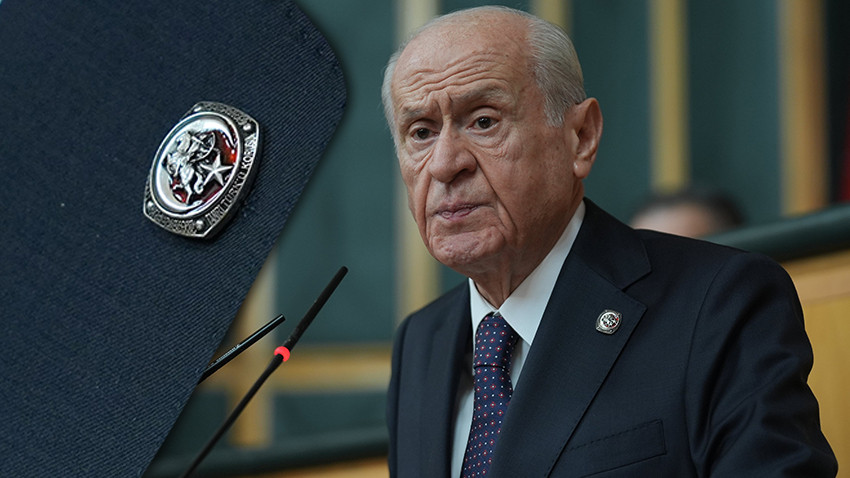 5 ay sonra MHP kürsüsüne döndü! Bahçeli’nin rozetinde dikkat çeken detay!