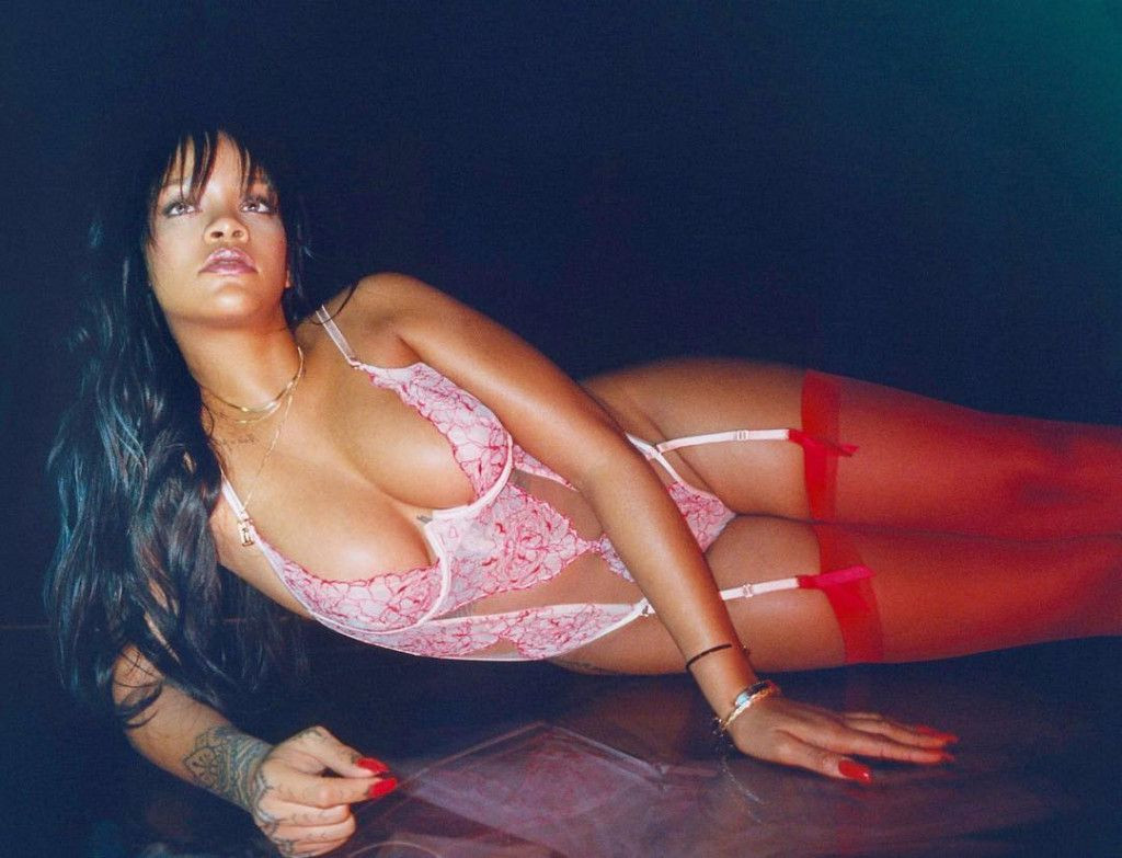 Rihanna iç çamaşırı modelliği yaptı üstsüz poz verdi - Sayfa 12