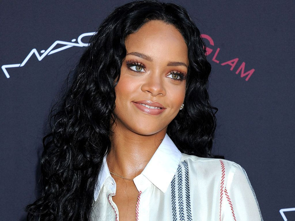 Rihanna iç çamaşırı modelliği yaptı üstsüz poz verdi - Sayfa 16