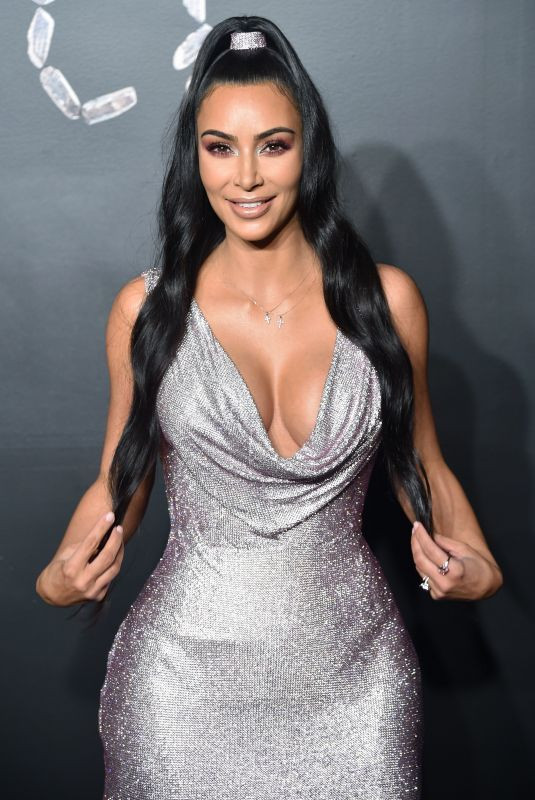 Kim Kardashian cesur dekoltesi ve mini elbisesiyle yürek hoplattı - Sayfa 13