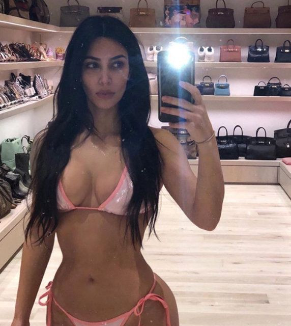 Kim Kardashian giysi odasında! Bu poz olay oldu! - Sayfa 1