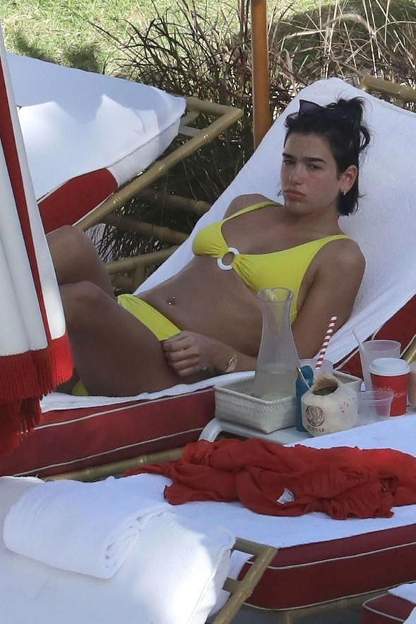 Dua Lipa sarı bikinisiyle plajın gözdesi! - Sayfa 1