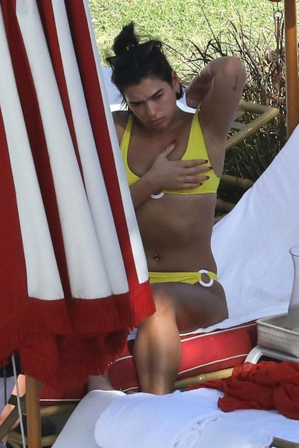 Dua Lipa sarı bikinisiyle plajın gözdesi! - Sayfa 2