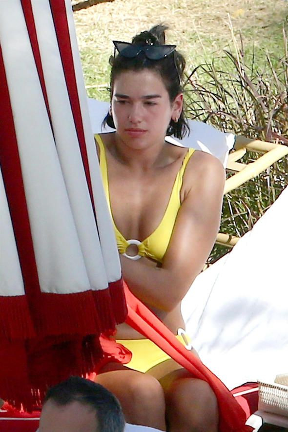 Dua Lipa sarı bikinisiyle plajın gözdesi! - Sayfa 3