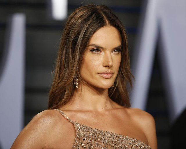 Alessandra Ambrosio'nun zor anları! Frikik vermekten kurtulamadı - Sayfa 7