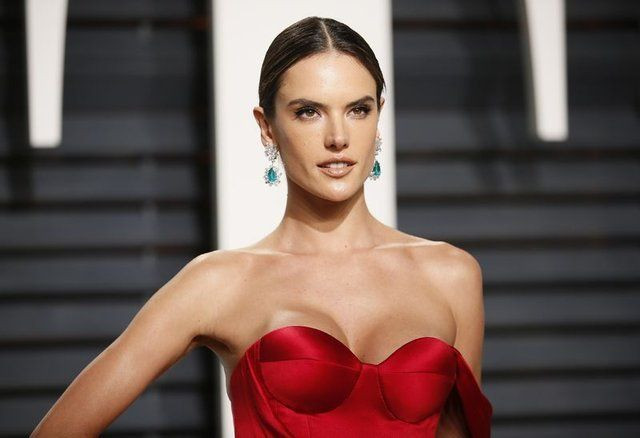 Alessandra Ambrosio'nun zor anları! Frikik vermekten kurtulamadı - Sayfa 10