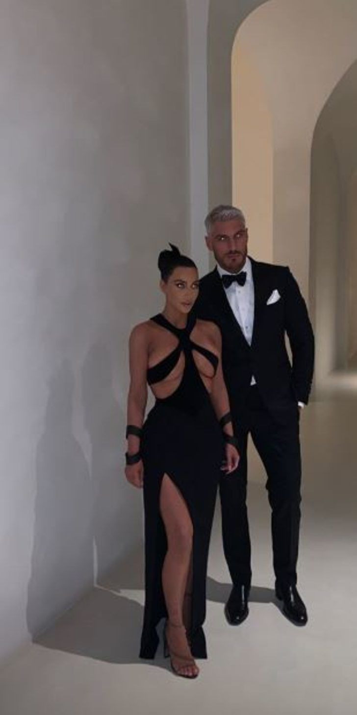 Kim Kardashian'ın göğüs dekoltesi olay oldu! - Sayfa 11