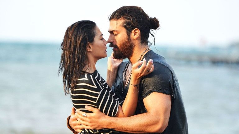 Demet Özdemir ve Can Yaman'ın gizli aşkını dizideki o sahne nasıl ifşa etti - Sayfa 1