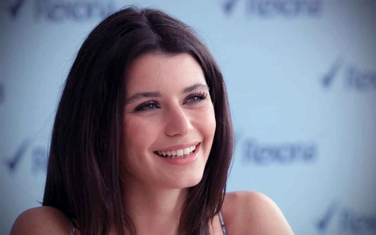 Beren Saat'in trajik aşk öyküsü "Morgda, sevdiğim adama bakarken..."