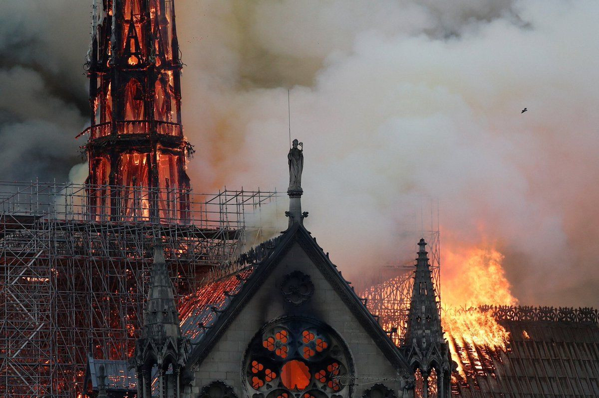 850 yıllık Notre-Dame Katedrali'nde yangın! - Sayfa 1