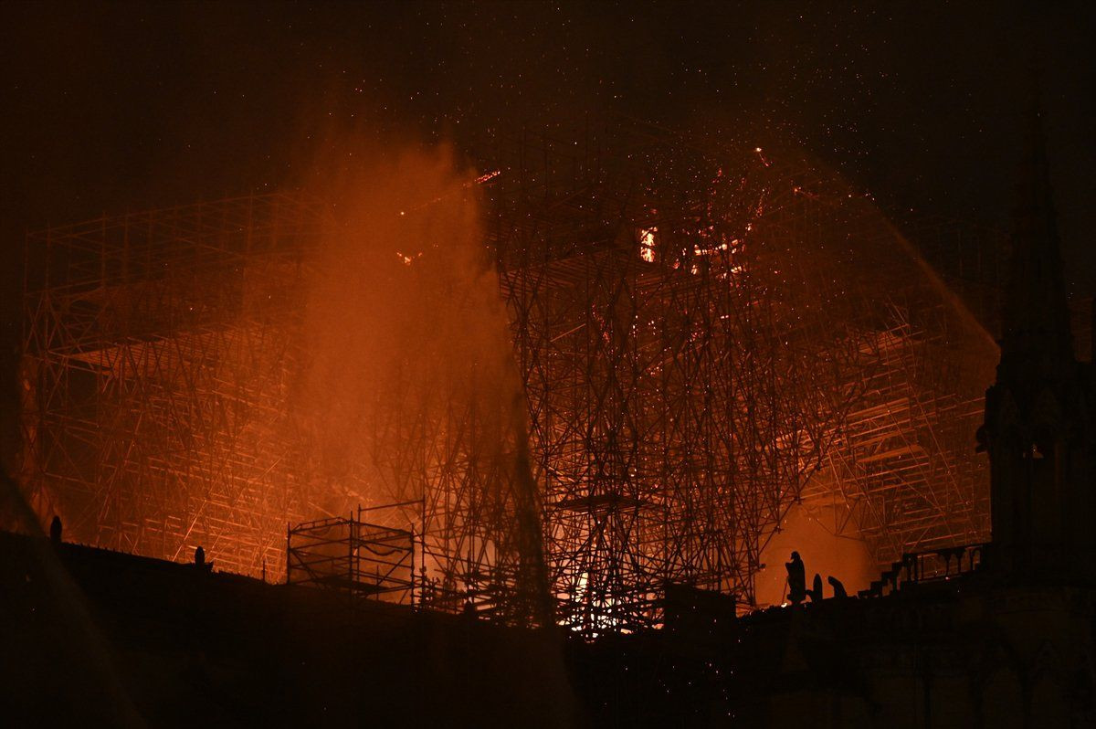 850 yıllık Notre-Dame Katedrali'nde yangın! - Sayfa 2