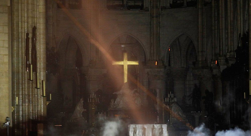 850 yıllık Notre-Dame Katedrali'nde yangın! - Sayfa 4