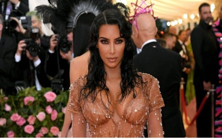 Cesur mayokinisiyle Kim Kardashian dikkatleri üzerine çekti! - Sayfa 1