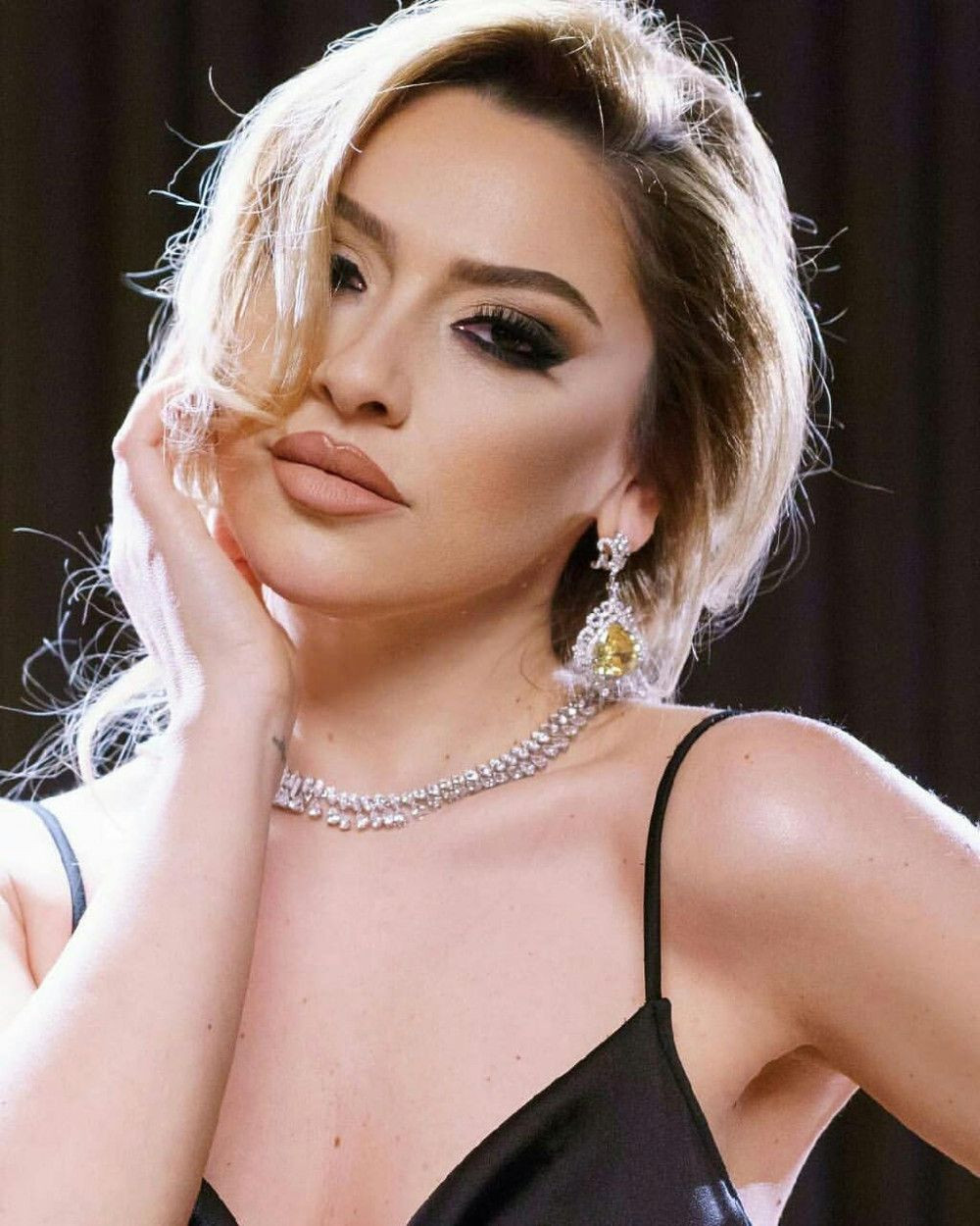 Hadise derin dekolteli paylaşımıyla olay oldu - Sayfa 4