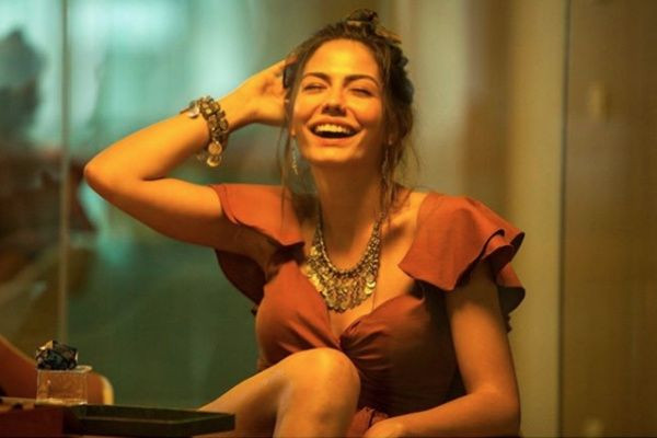 Can Yaman ile aşk yaşayan Demet Özdemir'in bikinili göbek dansı olay! - Sayfa 1