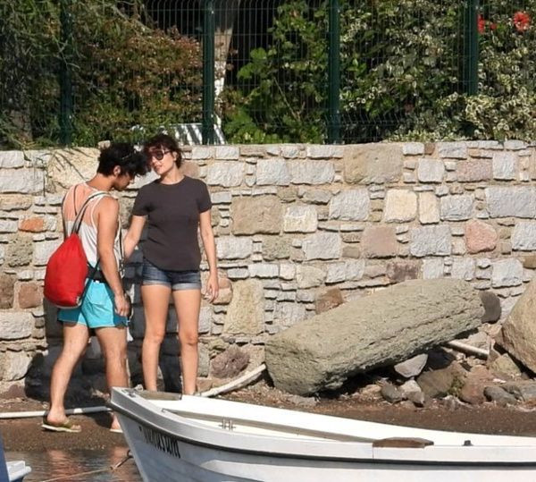 Gonca Vuslateri sevgilisiyle fena yakalandı! Öpmelere doyamadı - Sayfa 6