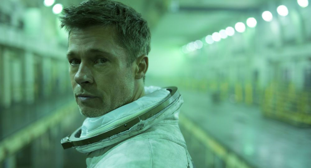 Brad Pitt, uzaydaki astronotla röportaj yaptı - Sayfa 1