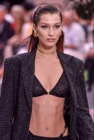 Bella Hadid seksi kıyafetiyle yürek hoplattı - Sayfa 8