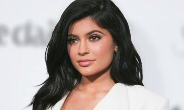 Kylie Jenner kıyafetiyle düğünün önüne geçti - Sayfa 6