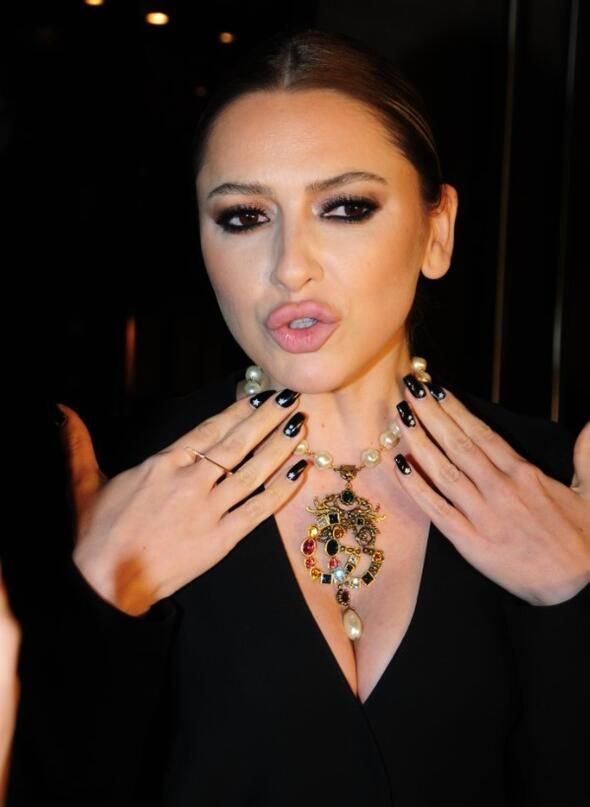 Hadise'nin kolyesi sevgilisinin hediyesi mi? - Sayfa 4