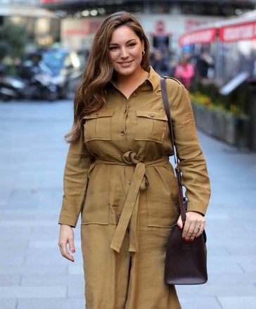 İngiliz model Kelly Brook, mayosuyla karın içinde gezdi - Sayfa 6