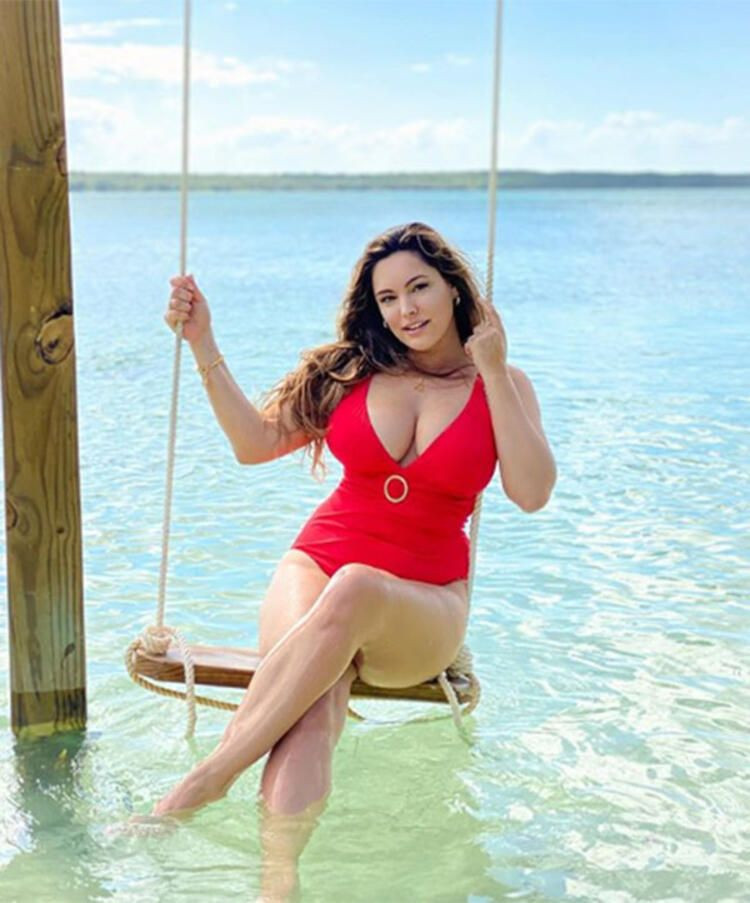 İngiliz model Kelly Brook, mayosuyla karın içinde gezdi - Sayfa 8