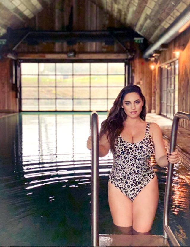 İngiliz model Kelly Brook, mayosuyla karın içinde gezdi - Sayfa 13